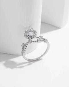 D color VVS1 moissanite stone highlight