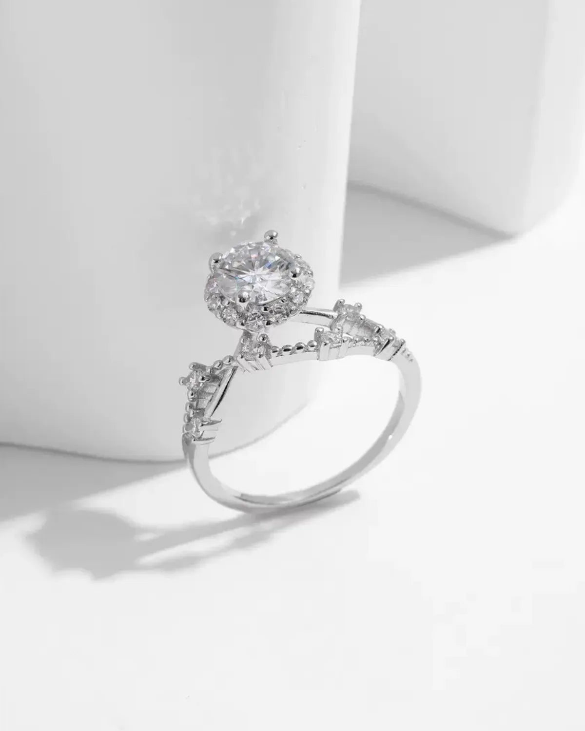 D color VVS1 moissanite stone highlight