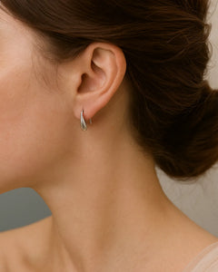 woman_wearing_925_sterling_silver_teardrop_earrings